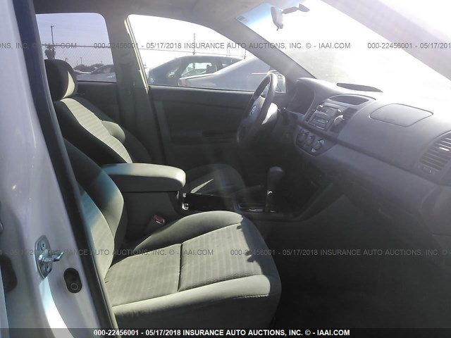 4T1BE32K55U562837 - 2005 TOYOTA CAMRY LE/XLE/SE WHITE photo 5