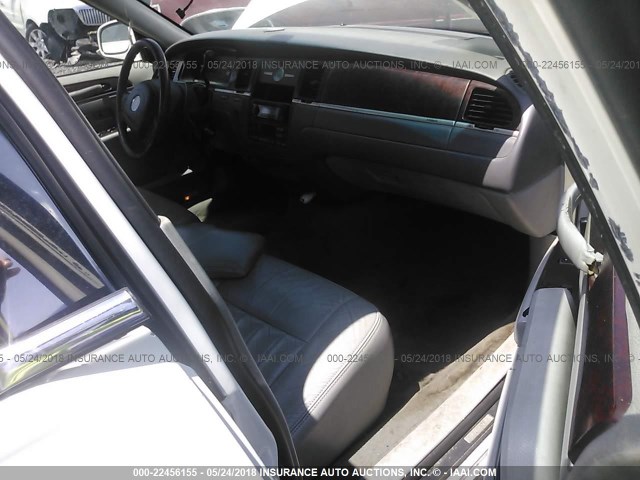1LNHM81W94Y627274 - 2004 LINCOLN TOWN CAR EXECUTIVE/SIGNATURE თეთრი ფოტო 5