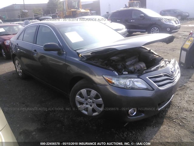4T1BF3EK3BU223840 - 2011 TOYOTA CAMRY SE/LE/XLE GRAY photo 1