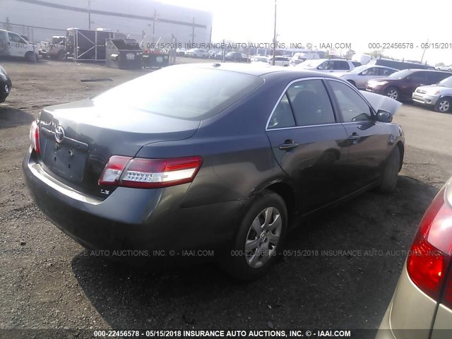 4T1BF3EK3BU223840 - 2011 TOYOTA CAMRY SE/LE/XLE GRAY photo 4
