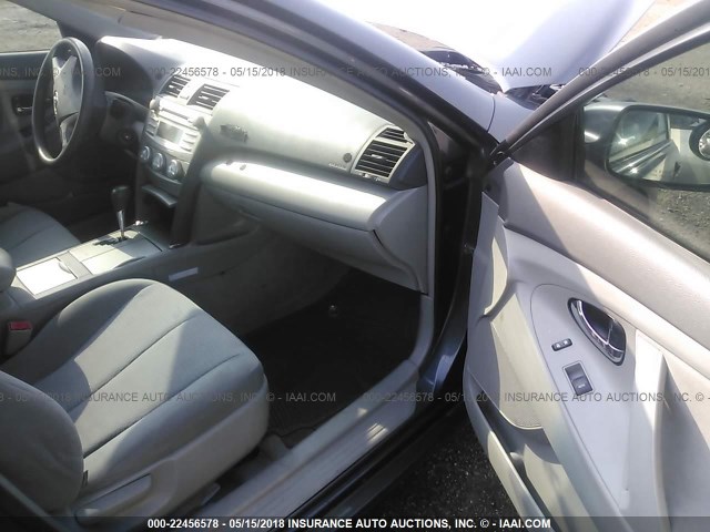 4T1BF3EK3BU223840 - 2011 TOYOTA CAMRY SE/LE/XLE GRAY photo 5