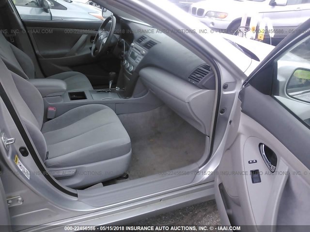4T1BE46K49U385848 - 2009 TOYOTA CAMRY SE/LE/XLE SILVER photo 5