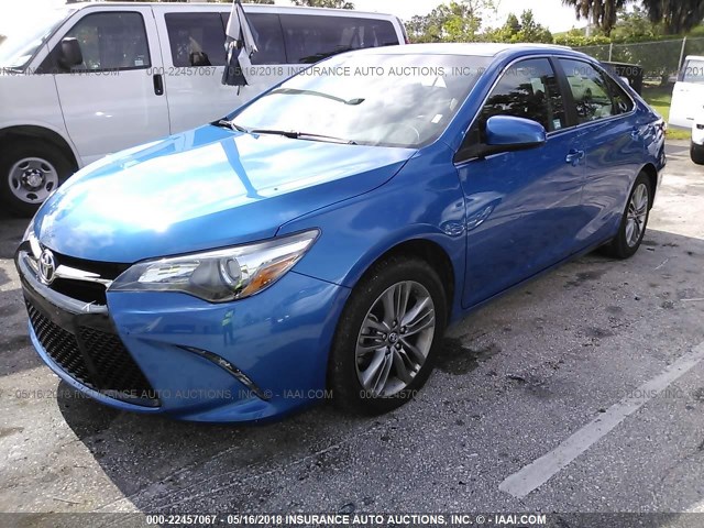 4T1BF1FK2HU717604 - 2017 TOYOTA CAMRY LE/XLE/SE/XSE ლურჯი ფოტო 2