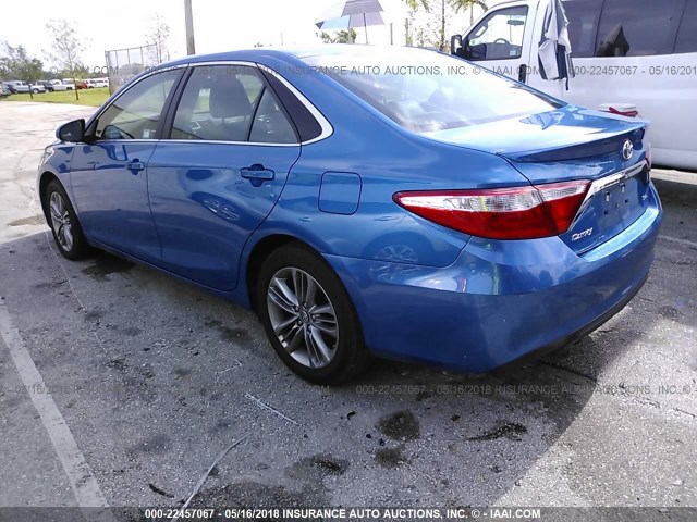 4T1BF1FK2HU717604 - 2017 TOYOTA CAMRY LE/XLE/SE/XSE ლურჯი ფოტო 3