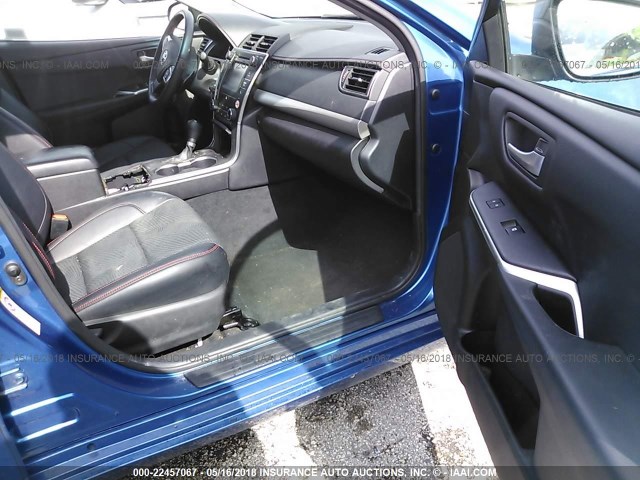 4T1BF1FK2HU717604 - 2017 TOYOTA CAMRY LE/XLE/SE/XSE ლურჯი ფოტო 5