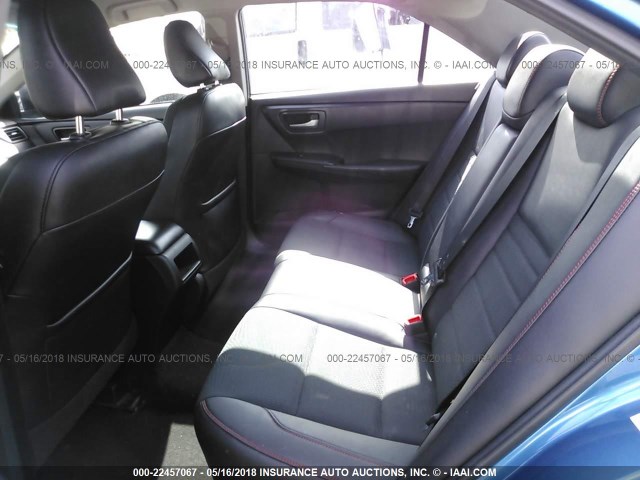 4T1BF1FK2HU717604 - 2017 TOYOTA CAMRY LE/XLE/SE/XSE ლურჯი ფოტო 8