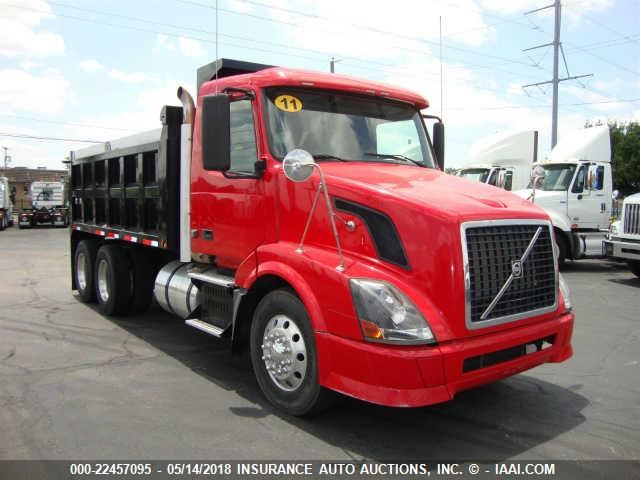 4V4NC9TH8BN294065 - 2011 VOLVO VN M RED photo 1