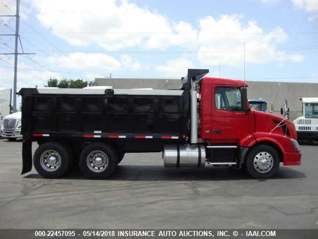 4V4NC9TH8BN294065 - 2011 VOLVO VN M RED photo 2