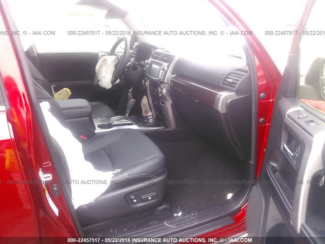 JTEBU5JR4H5452938 - 2017 TOYOTA 4RUNNER SR5 PREM/LTDL/TRAIL/TRD Czerwony zdjęcie 5