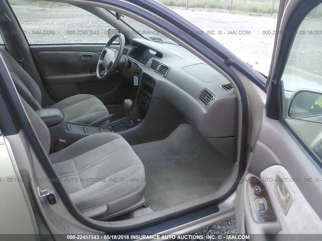 4T1BG22KXWU300043 - 1998 TOYOTA CAMRY CE/LE/XLE 金色 照片 5