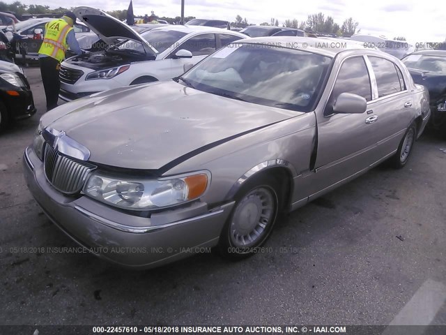 1LNHM81WX1Y733857 - 2001 LINCOLN TOWN CAR EXECUTIVE Бежевый фото 2