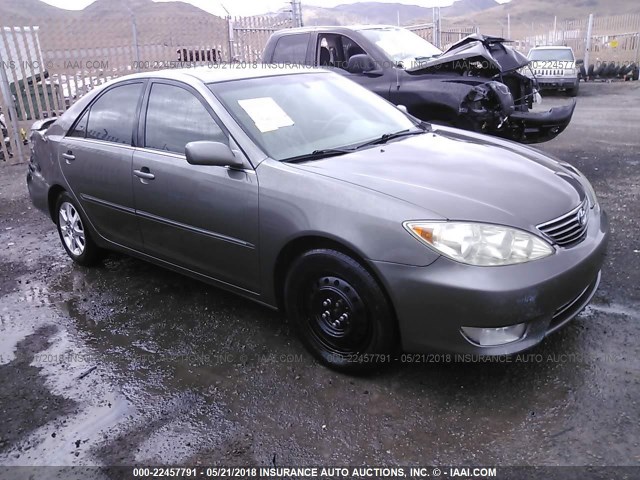 4T1BF30K65U606585 - 2005 TOYOTA CAMRY LE/XLE/SE ნაცრისფერი ფოტო 1