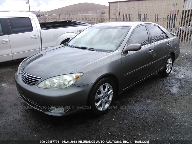 4T1BF30K65U606585 - 2005 TOYOTA CAMRY LE/XLE/SE ნაცრისფერი ფოტო 2