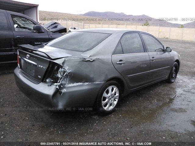 4T1BF30K65U606585 - 2005 TOYOTA CAMRY LE/XLE/SE ნაცრისფერი ფოტო 4
