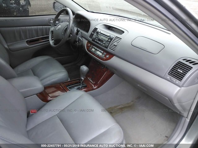 4T1BF30K65U606585 - 2005 TOYOTA CAMRY LE/XLE/SE ნაცრისფერი ფოტო 5
