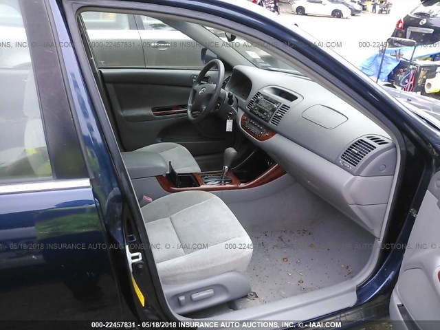 4T1BE30KX2U620844 - 2002 TOYOTA CAMRY LE/XLE/SE BLUE photo 5