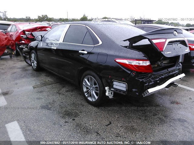 4T1BF1FK6HU812473 - 2017 TOYOTA CAMRY LE/XLE/SE/XSE BLACK photo 3