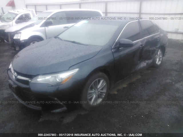 4T1BF1FK2FU914205 - 2015 TOYOTA CAMRY LE/XLE/SE/XSE მწვანე ფოტო 2