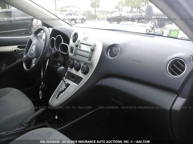 2T1KU4EE2AC299250 - 2010 TOYOTA COROLLA MATRIX  GRAY photo 5