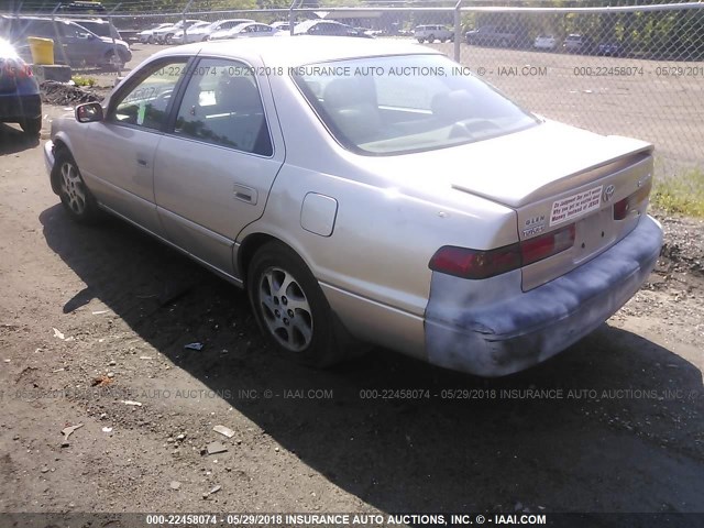4T1BF28K4WU928187 - 1998 TOYOTA CAMRY CE/LE/XLE GOLD photo 3