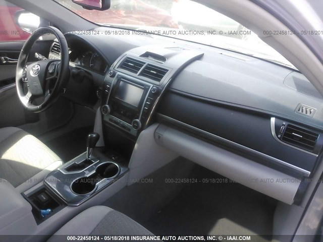 4T1BD1FK8DU085742 - 2013 TOYOTA CAMRY HYBRID/LE/XLE 银色 照片 5