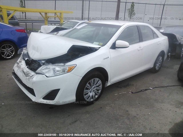 4T1BD1FK5DU080899 - 2013 TOYOTA CAMRY HYBRID/LE/XLE 白色 照片 2