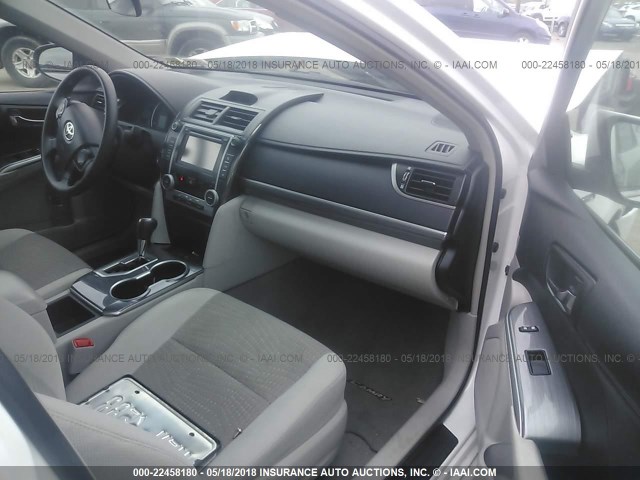 4T1BD1FK5DU080899 - 2013 TOYOTA CAMRY HYBRID/LE/XLE 白色 照片 5