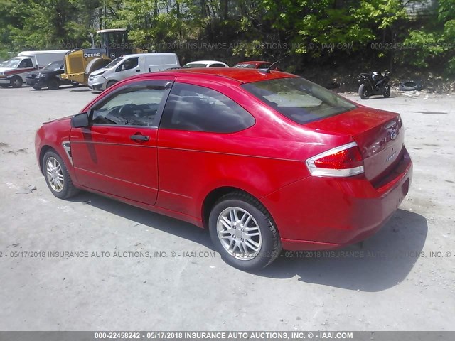 1FAHP33NX8W266194 - 2008 FORD FOCUS SE/SEL/SES RED photo 3