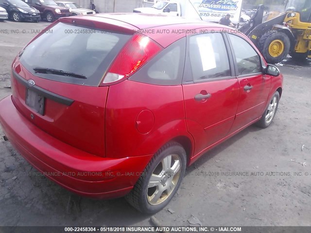 3FAFP37N65R129771 - 2005 FORD FOCUS ZX5 RED photo 4