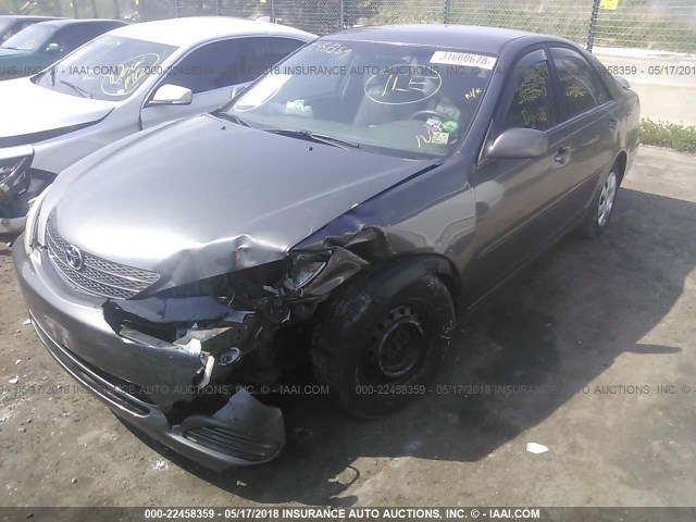 4T1BE32K32U619595 - 2002 TOYOTA CAMRY LE/XLE/SE ნაცრისფერი ფოტო 2