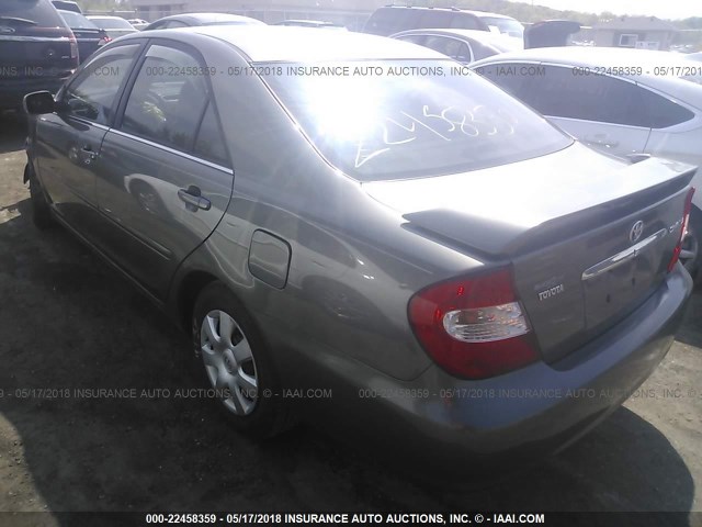 4T1BE32K32U619595 - 2002 TOYOTA CAMRY LE/XLE/SE ნაცრისფერი ფოტო 3