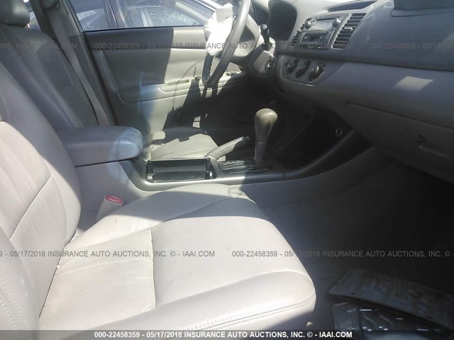 4T1BE32K32U619595 - 2002 TOYOTA CAMRY LE/XLE/SE ნაცრისფერი ფოტო 5