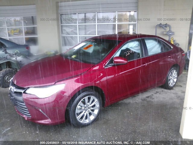 4T1BF1FK5HU631381 - 2017 TOYOTA CAMRY LE/XLE/SE/XSE BURGUNDY photo 2