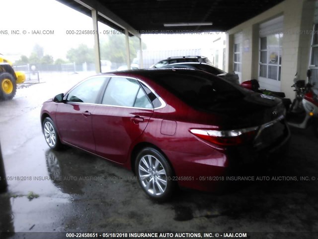 4T1BF1FK5HU631381 - 2017 TOYOTA CAMRY LE/XLE/SE/XSE BURGUNDY photo 3