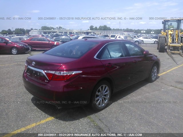 4T1BF1FK5HU631381 - 2017 TOYOTA CAMRY LE/XLE/SE/XSE BURGUNDY photo 4