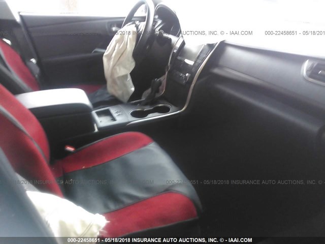 4T1BF1FK5HU631381 - 2017 TOYOTA CAMRY LE/XLE/SE/XSE BURGUNDY photo 5