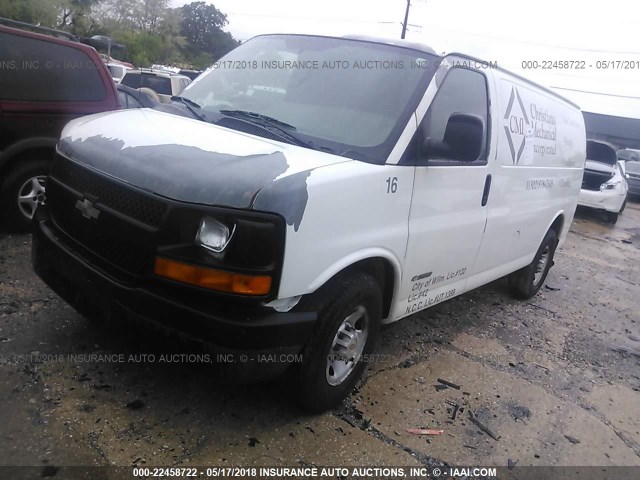 1GCGG25V141175027 - 2004 CHEVROLET EXPRESS G2500  WHITE photo 2