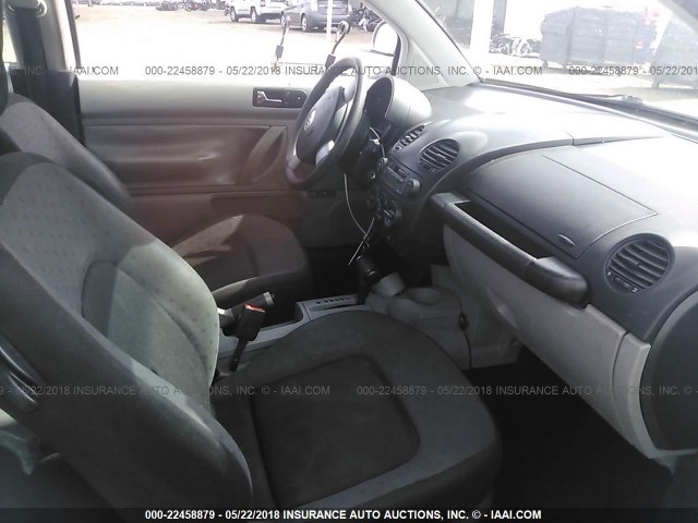 3VWBC21C6YM488817 - 2000 VOLKSWAGEN NEW BEETLE GL 银色 照片 5