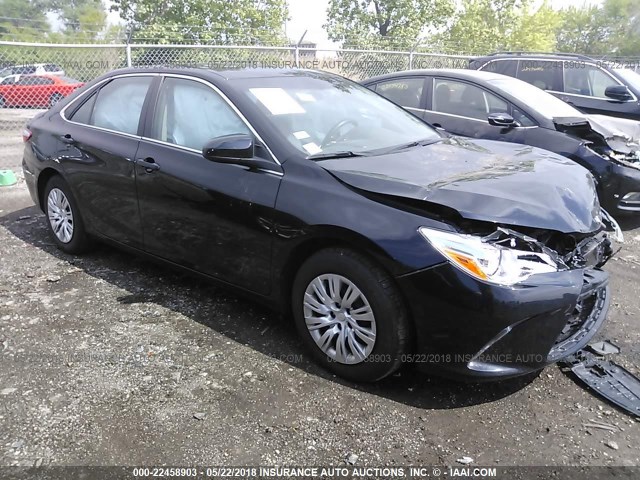 4T4BF1FK4FR445835 - 2015 TOYOTA CAMRY LE/XLE/SE/XSE შავი ფოტო 1
