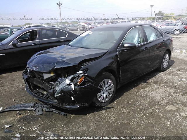 4T4BF1FK4FR445835 - 2015 TOYOTA CAMRY LE/XLE/SE/XSE შავი ფოტო 2