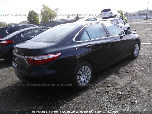 4T4BF1FK4FR445835 - 2015 TOYOTA CAMRY LE/XLE/SE/XSE შავი ფოტო 4