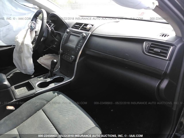 4T4BF1FK4FR445835 - 2015 TOYOTA CAMRY LE/XLE/SE/XSE შავი ფოტო 5