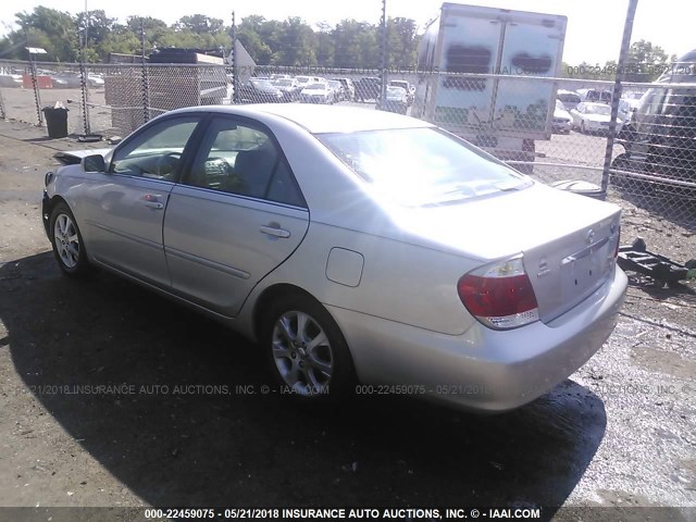 4T1BF30K56U111537 - 2006 TOYOTA CAMRY LE/XLE/SE ვერცხლისფერი ფოტო 3