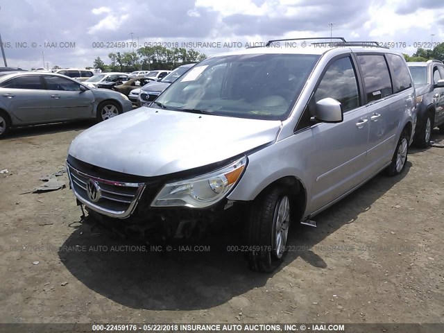 2C4RVABG8CR340788 - 2012 VOLKSWAGEN ROUTAN SE SILVER photo 2