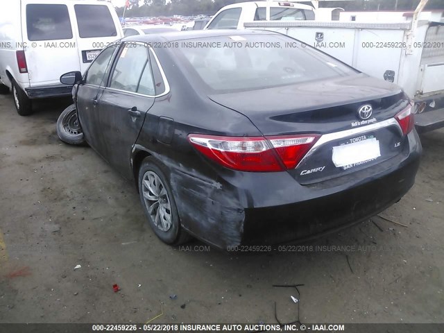 4T4BF1FK5FR456441 - 2015 TOYOTA CAMRY LE/XLE/SE/XSE GRAY photo 3