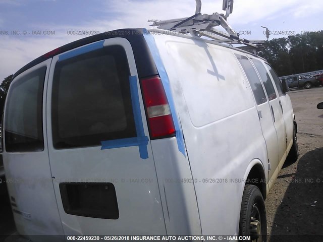 1GCWGFBA3B1140460 - 2011 CHEVROLET EXPRESS G2500  WHITE photo 4