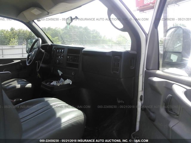 1GCWGFBA3B1140460 - 2011 CHEVROLET EXPRESS G2500  WHITE photo 5