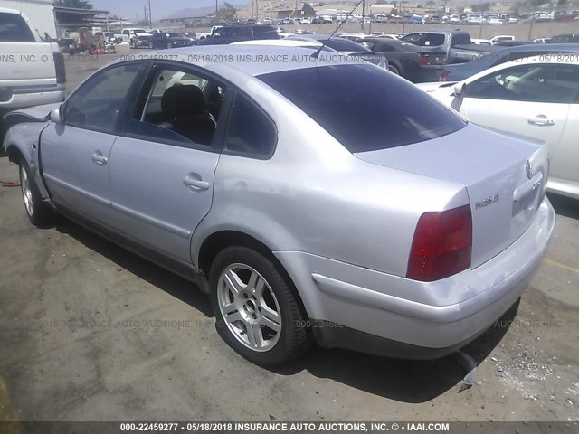 WVWPD23B9YE120082 - 2000 VOLKSWAGEN PASSAT GLX 银色 照片 3
