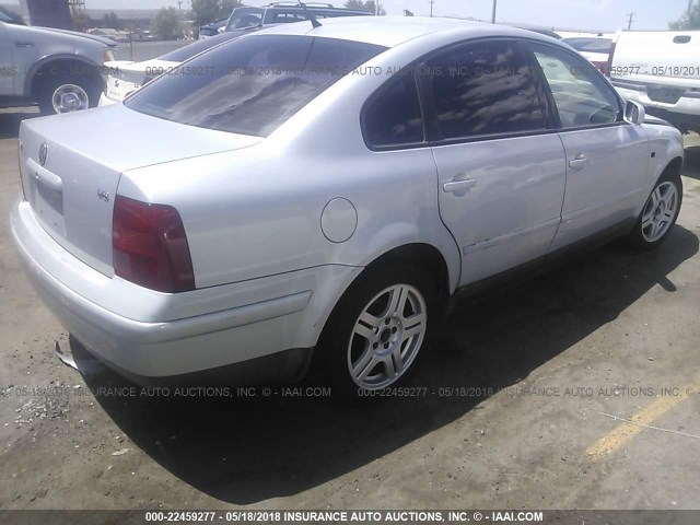 WVWPD23B9YE120082 - 2000 VOLKSWAGEN PASSAT GLX 银色 照片 4