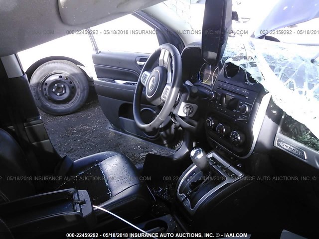 1C4NJDEB5GD594236 - 2016 JEEP COMPASS LATITUDE 灰色 照片 5